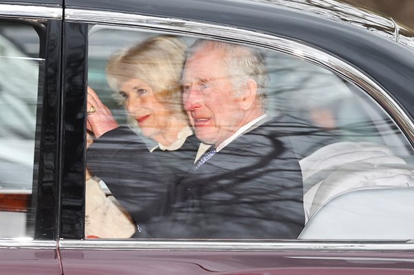 Крал Чарлз и съпругата му кралица Камила се завърнаха в Лондон
Снимка: Ройтерс