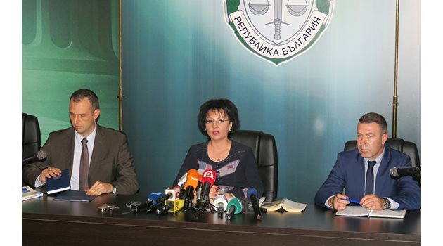 Говорителят на главния прокурор Румяна Арнаудова (по средата) съобщи подробности около разследването.