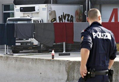 В Унгария днес започна процесът срещу 10 българи и един афганистанец, обвинени за смъртта на 71 мигранти, задушили се в товарното отделение на хладилен камион през август 2015 г. СНИМКА: РОЙТЕРС/архив
