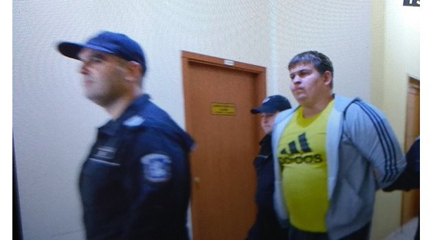 26-годишният Максим влиза в съда. Снимки и видео: Елена Фотева