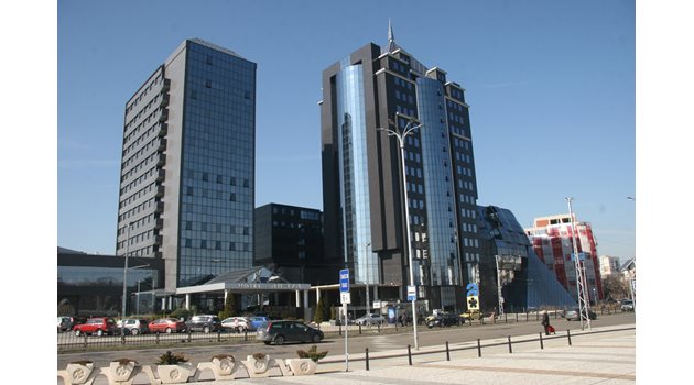 Хотел "Марица" (вляво) 