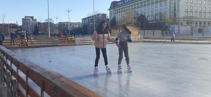 Пуснаха ледената пързалка в Пловдив – 14 лева билет за час и половина (снимки)