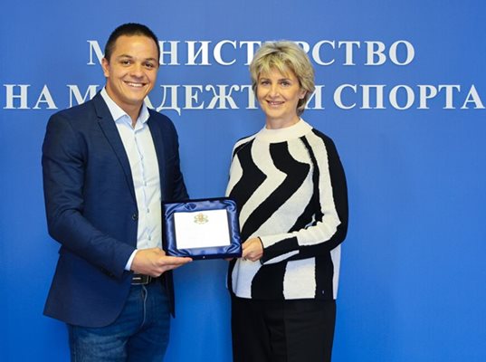 Министър Лечева награди плувеца Цанко Цанков
Снимки: Министерство на младежта и спорта