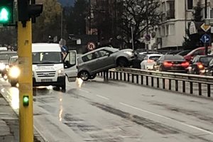 Кола се качи на мантинелата на бул. "Симеоновско шосе" в София
