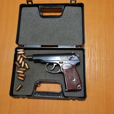 Арестуваха двама, продавали „Калашников“ и пистолети в София Снимка: МВР