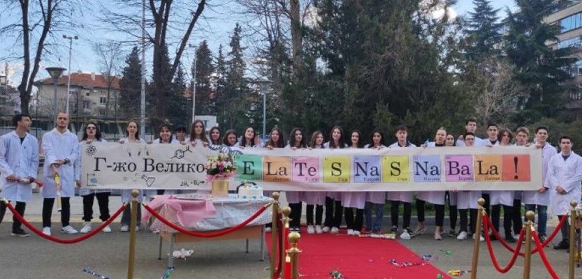 12-класници в Бургас опънаха червен килим за учителката си по химия пред входа на гимназията и облечени в бели престилки, я поканиха на бала си.
СНИМКА: БНР БУРГАС