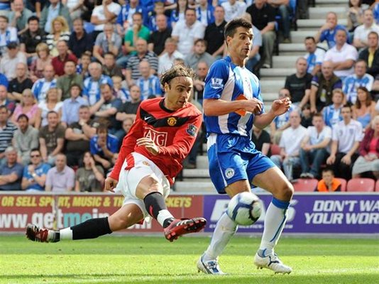 Деветката на “Манчестър Юнайтед” Димитър Бербатов забива първия си гол за този сезон в Англия при 5:0 над домакина “Уигън”.