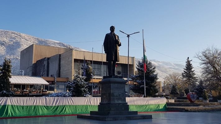 Протестът се проведе пред паметника на Вазов.