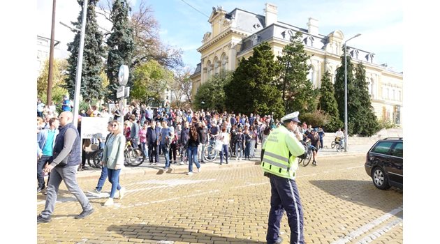 Протест пред ЦИК срещу отмяната на машинното гласуване
Снимка; Николай Литов