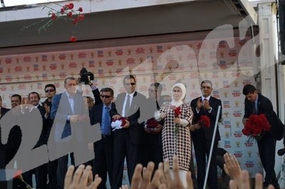 Турският премиер Реджеп Ердоган (с карираното сако) и жена му поздравяват поддръжници на предизборен митинг в Антакия.  СНИМКА: РОЙТЕРС
