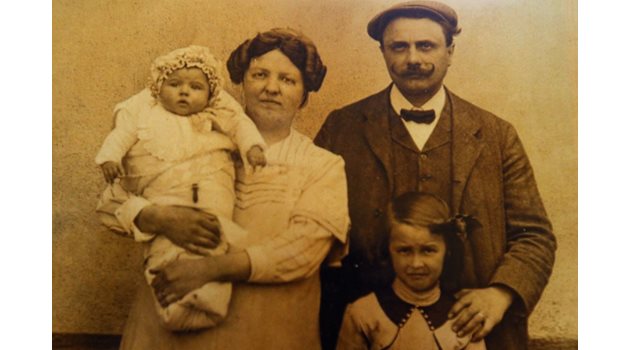 Хана в ръцете на майка си, заедно с баща си и по-голямата си сестра през 1912 г.