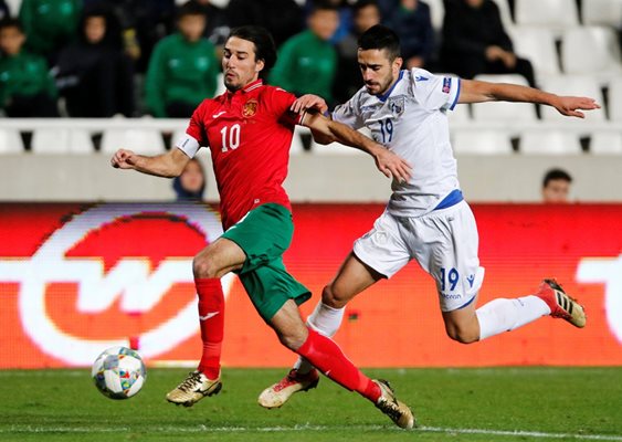 Капитанът на България Ивелин Попов атакува вратата на Кипър при равенството 1:1 в мача от Лигата на нациите.