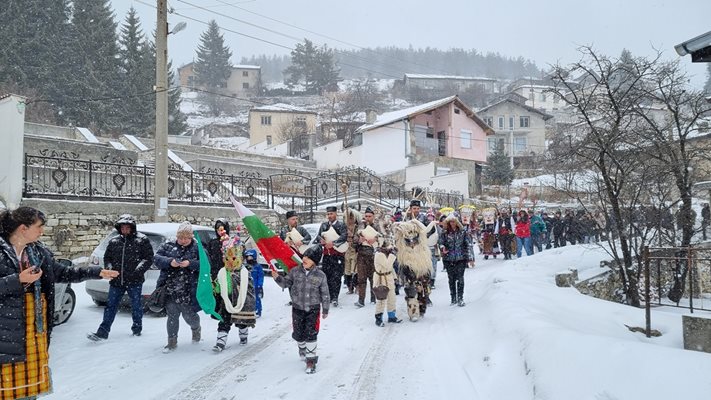 Десетки се включиха в карнавала за Месни заговезни в Лилково. Снимки: Фейсбук