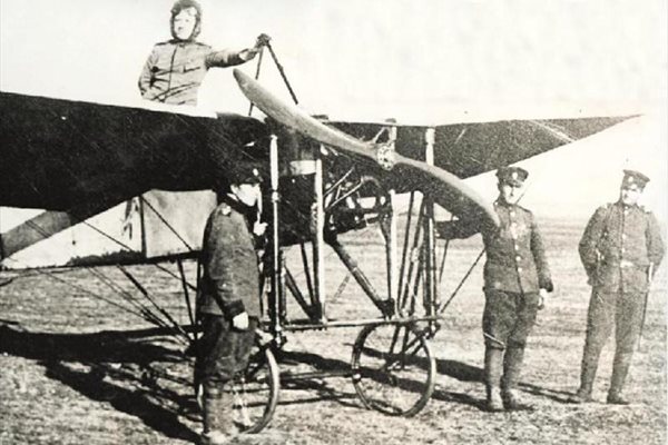 В първия том на енциклопедията е поместена тази снимка на български военен самолет от Балканската война. С него на 13 август 1912 г. е извършен първият полет у нас. Пилот е Симеон Петров.
