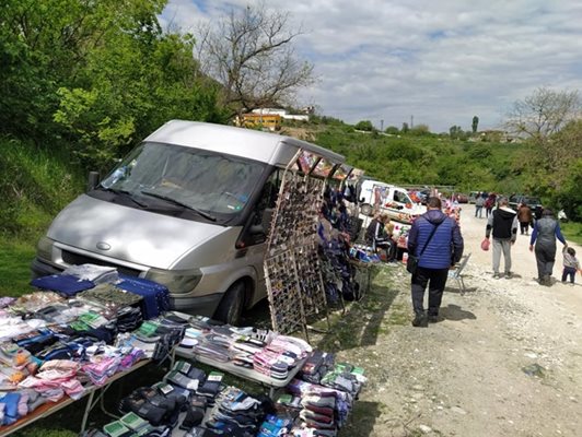 Много търговци са окупирали подстъпите на манастира в Белащица.