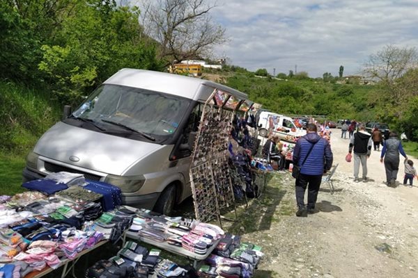 Много търговци са окупирали подстъпите на манастира в Белащица.