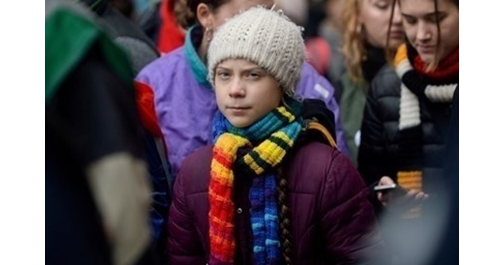 Norsk politi arresterer Greta Thunberg under en demonstrasjon (Video)