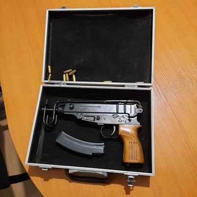 Арестуваха двама, продавали „Калашников“ и пистолети в София Снимка: МВР