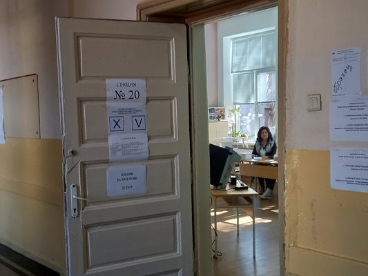 Секционните избирателно комисии чакат пловдивчани да гласуват.