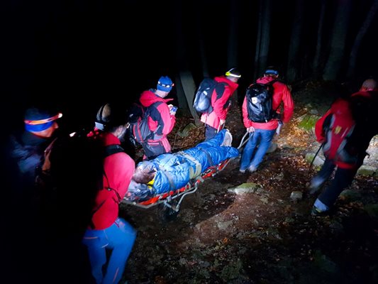 Планински спасители оказват помощ на паднала туристка по пътеката за Боянския водопад. СНИМКА: ПСС - отряд София