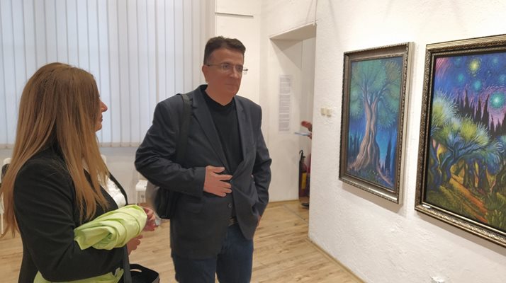 Адвокат Тодор Кръстев също разгледа изложбата.