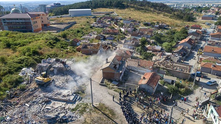 В Стара Загора имат опит в събарянето на незаконни къщи, преди 4 години подобна акция имаше в ромския квартал "Лозенец".
Снимка: Община Стара Загора