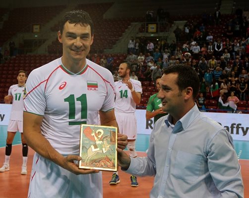 Владимир Николов получава иконата от директора на федерацията по волейбол Станислав Николов.