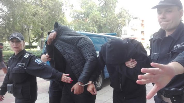 Гринго и Стефан Сливков скриха лицата си на влизане в съда вчера