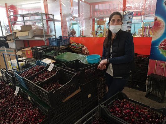 Наши са, от Брестник и затова са на тази цена, обясни продавачка.