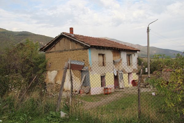 Семейството на Тунджай Идризов живее бедно в тази кирпичена къща в село Скобелево.