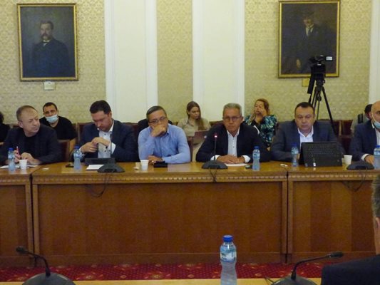 Членовете на ресорната комисия от ГЕРБ и ДПС разкритикуваха бюджета “Василев”.