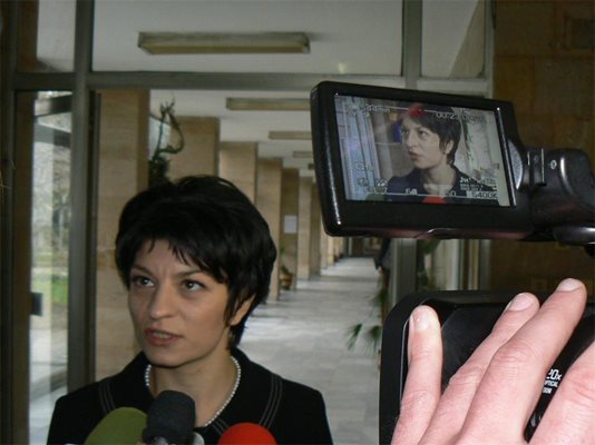 Министър Десислава Атанасова започва посещението си във Варна със среща със спешните медици. На 7 април в Деня на здравната помощ те ще открие лаборатория и клиника в две здравни заведения.
СНИМКА  ИСКРА СОТИРОВА