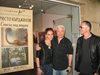 Христо Кърджилов чака на изложбата си дъщеря си Радина и Деян Донков