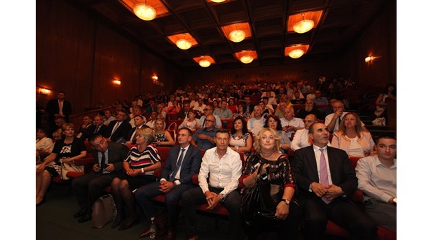 Голямата зала на общината във Велико Търново, която събира над 250 души се препълни за дебата