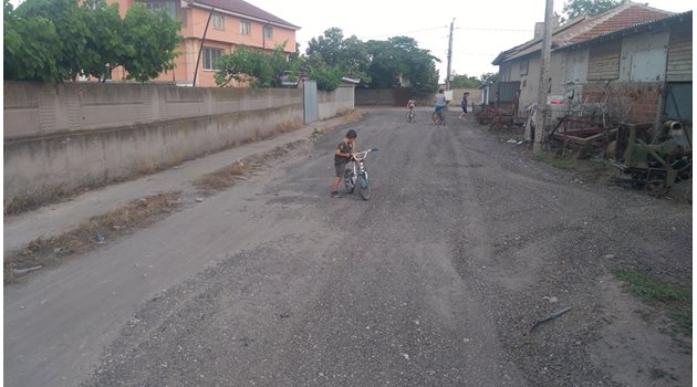 Някои вече са положили новата настилка и са запълнили кратерите, които при дъжд се превръщат в езера.