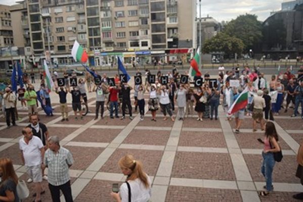 Протестът тази вечер на площад "Съединение". Снимка: Руслан Йорданов