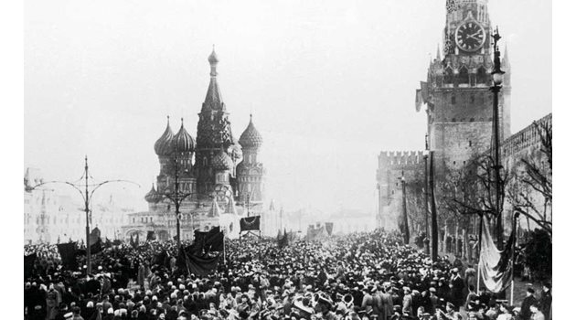 Болшевиките завземат Кремъл с артилерийски обстрел