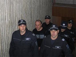Полицаи водят в съда подсъдимия за обира Стефан Петров.
СНИМКА: АВТОРЪТ

