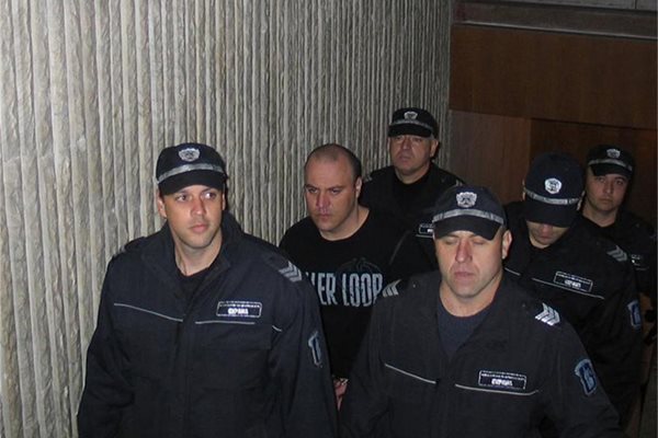 Полицаи водят в съда подсъдимия за обира Стефан Петров.
СНИМКА: АВТОРЪТ
