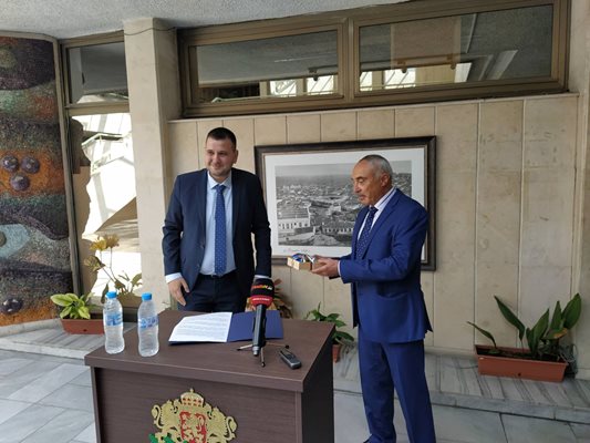 Ангел Стоев получава печата на областната управа на Пловдив от Йордан Иванов.
