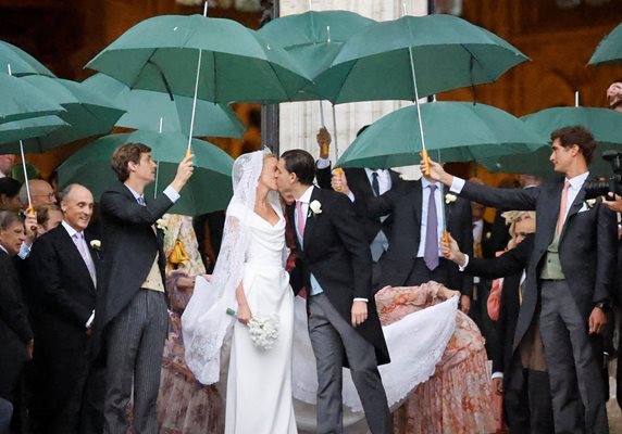 Белгийската принцеса Мария Лаура, племенница на крал Филип, сключи вчера брак в Брюксел с годеника си Уилям Исви. СНИМКИ: Ройтерс