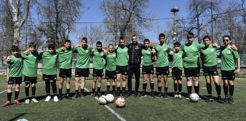 Александър Томаш с младите футболисти.