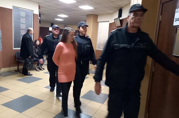 Охраната води Красимира Лалева към съдебната зала. Снимка ВАНЯ ДРАГАНОВА
