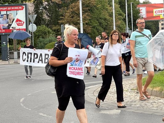 Майката на Митко Атанаска Бакалова по време на протеста.


Снимки: Авторът