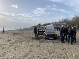 Собственичката на колата, затънала на плажа в Бургас, мислела, че това е кей