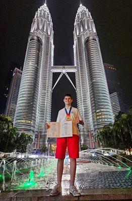 Дамян показва победата си от турнира в Куала Лумпур.