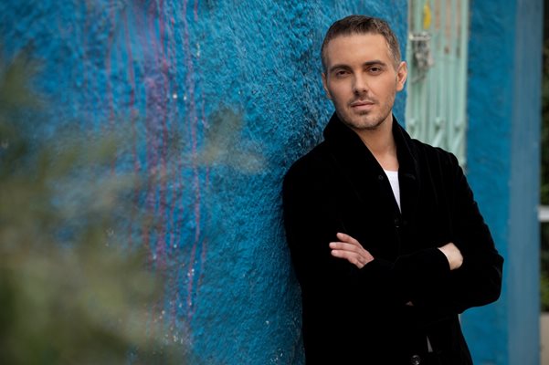 Михалис Хаджиянис усилено репетира за концерта си в Пловдив.