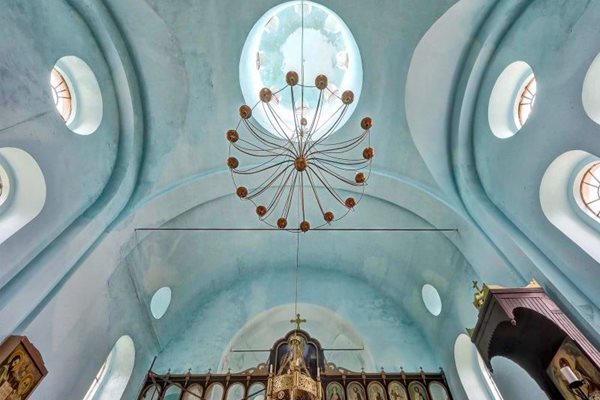 Полилеят от резиденцията на Тодор Живков мина през вторични суровини и светна в храма "Света троица". 