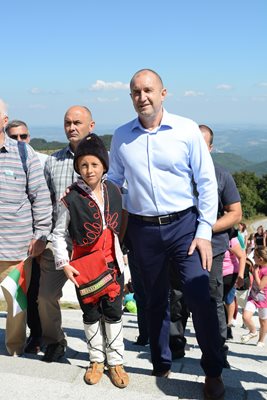 Част от стъпалата към върха президентът Румен Радев изкачи заедно с 9-годишния Калоян от Габрово. 
