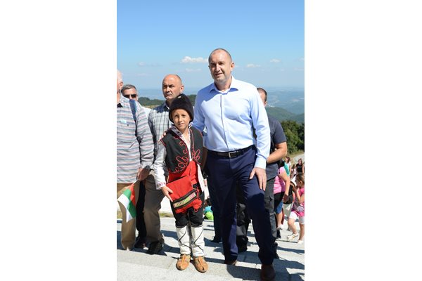 Част от стъпалата към върха президентът Румен Радев изкачи заедно с 9-годишния Калоян от Габрово. 
